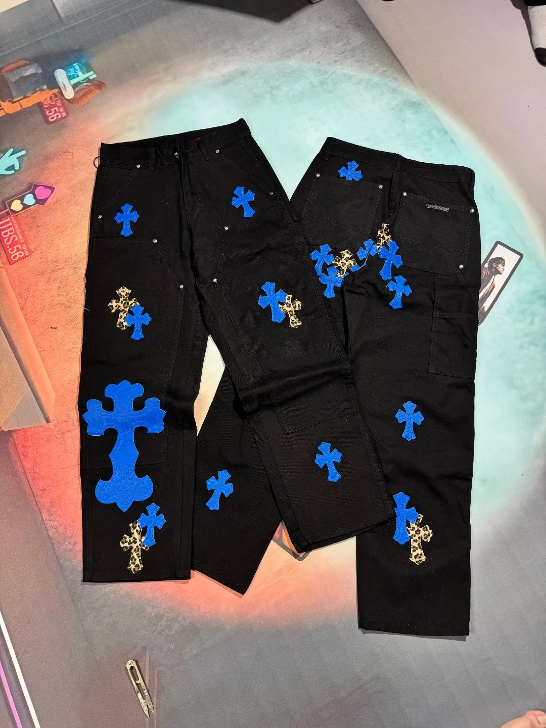 🅿️310 🔘Model No.-KL105 🔘Croxin𝐂𝐡𝐫𝐨𝐦𝐞 𝐇𝐞𝐚𝐫𝐭 24SS Workwear Logging Klein Blue Leather Limited Edition Jeans* Croxin’s pants are particularly outstanding in color design and stand out among similar products. It is made of beaded canvas fabric. After a complicated and delicate washing process, it feels very good when worn on the body and looks high-end and charming. The pants are three-dimensionally cut, with a crisp and stylish shape, smooth lines, and a high level of design. The hardware accessories on the pants are specially customized according to ZP standards. The beaded canvas fabric is originally thick, but after washing it becomes soft and breathable. The small leather label on the pants is specially designed, revealing unique creativity in a simple style. The production process is very exquisite, every stitching is neat and regular, and the details are handled particularly well, showing high quality. Moreover, these pants have a genderless design and can be easily worn by both boys and girls. They are perfectly in line with the current diverse and inclusive fashion trend and look good no matter how you wear them.  Size: S M L XL XXL (28.30.32.34.36) Color: Black